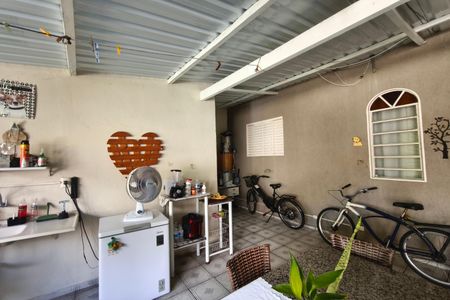 Casa à venda com 250m², 3 quartos e 6 vagas Casa à venda com 250m², 3 quartos e 6 vagasQuintal