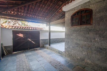 Casa à venda com 351m², 2 quartos e 2 vagas Casa à venda com 351m², 2 quartos e 2 vagasÁrea externa