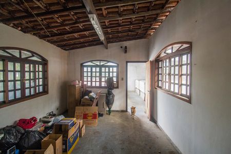 Casa à venda com 351m², 2 quartos e 2 vagas Casa à venda com 351m², 2 quartos e 2 vagasTerraço