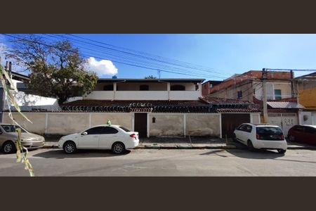 Casa à venda com 351m², 2 quartos e 2 vagas Casa à venda com 351m², 2 quartos e 2 vagasFachada