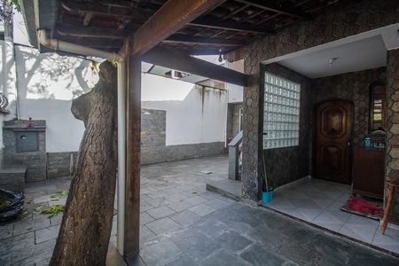 Casa à venda com 351m², 2 quartos e 2 vagas Casa à venda com 351m², 2 quartos e 2 vagasÁrea externa