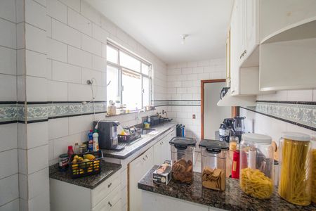 Casa à venda com 351m², 2 quartos e 2 vagas Casa à venda com 351m², 2 quartos e 2 vagasCozinha