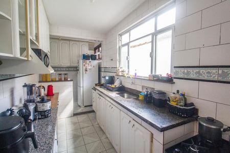 Casa à venda com 351m², 2 quartos e 2 vagas Casa à venda com 351m², 2 quartos e 2 vagasCozinha