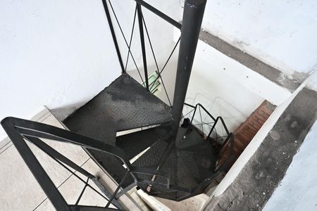 Casa à venda com 280m², 4 quartos e 5 vagasEscada de Acesso a Edícula 