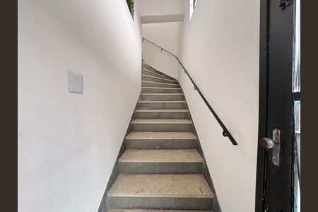 Apartamento para alugar com 90m², 3 quartos e sem vaga Apartamento para alugar com 90m², 3 quartos e sem vagaEscada de Entrada