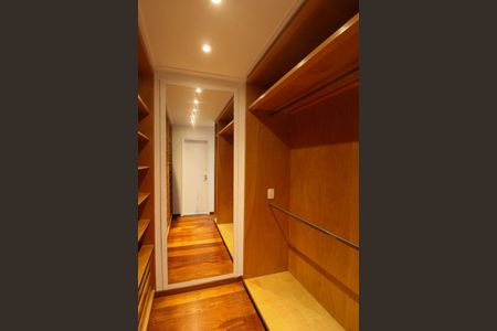 Apartamento à venda com 160m², 3 quartos e 3 vagas Apartamento à venda com 160m², 3 quartos e 3 vagasCloset da suíte 2