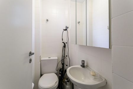 Banheiro de serviço de apartamento para alugar com 3 quartos, 74m² em Vila Olímpia, São Paulo
