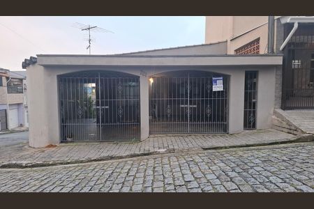 Casa à venda com 200m², 2 quartos e 2 vagas Casa à venda com 200m², 2 quartos e 2 vagasFachada