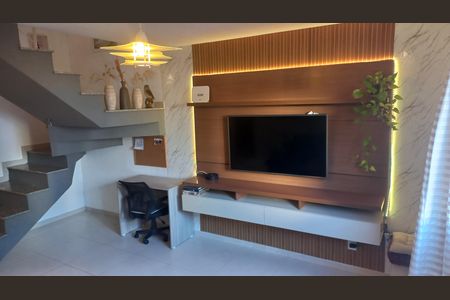 Sala de casa de condomínio para alugar com 3 quartos, 120m² em Maria Paula, São Gonçalo