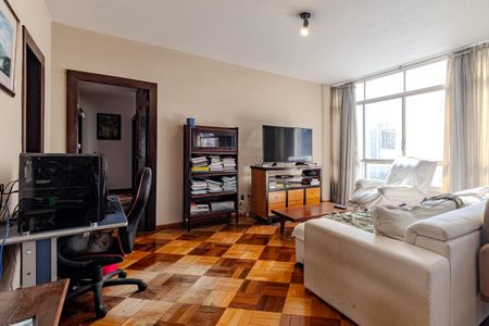 Sala de estar com sofá, TV e mesa de trabalho, com gato sentado na cadeira de escritório. de apartamento à venda com 4 quartos, 178m² em Santa Cecilia, São Paulo