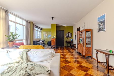 Sala de estar com móveis de madeira e piso de parquete, iluminada por janelas grandes e com uma planta em uma mesa de centro. de apartamento à venda com 4 quartos, 178m² em Santa Cecilia, São Paulo