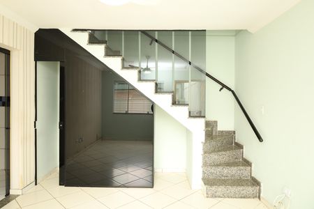 Casa para alugar com 65m², 2 quartos e 2 vagasSala