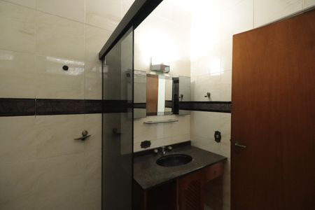 Casa à venda com 215m², 3 quartos e 2 vagasBanheiro da Suíte 2