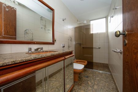 Apartamento à venda com 180m², 4 quartos e 2 vagas Apartamento à venda com 180m², 4 quartos e 2 vagasBANHEIRO3