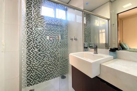 Apartamento à venda com 115m², 3 quartos e 2 vagas Apartamento à venda com 115m², 3 quartos e 2 vagasBanheiro da Suíte