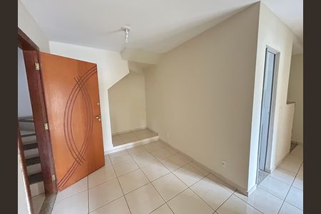 Sala de casa para alugar com 2 quartos, 40m² em Bento Ribeiro, Rio de Janeiro
