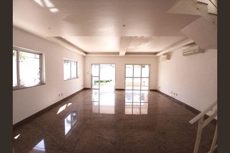 Sala de casa de condomínio para alugar com 5 quartos, 260m² em Vargem Grande, Rio de Janeiro