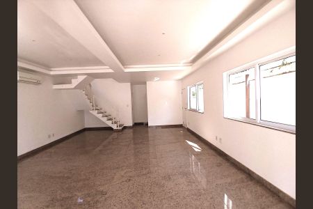 Sala de casa de condomínio para alugar com 5 quartos, 260m² em Vargem Grande, Rio de Janeiro