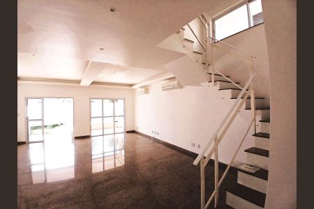 Sala de casa de condomínio para alugar com 5 quartos, 260m² em Vargem Grande, Rio de Janeiro