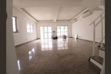 Sala de casa de condomínio para alugar com 5 quartos, 260m² em Vargem Grande, Rio de Janeiro