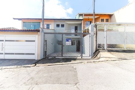 Casa para alugar com 100m², 2 quartos e 2 vagasFachada + Placa