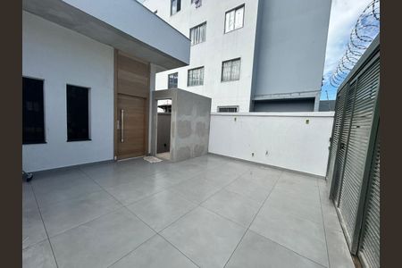 Casa à venda com 200m², 3 quartos e 2 vagas Casa à venda com 200m², 3 quartos e 2 vagasÁrea externa