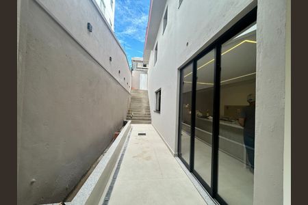 Casa à venda com 200m², 3 quartos e 2 vagas Casa à venda com 200m², 3 quartos e 2 vagasÁrea externa