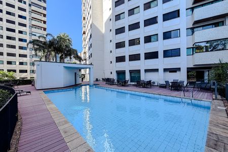 Apartamento à venda com 180m², 4 quartos e 3 vagas Apartamento à venda com 180m², 4 quartos e 3 vagasÁrea comum - Piscina