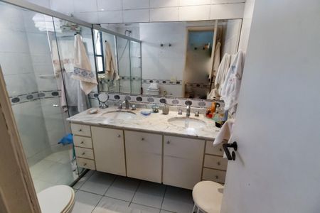 Apartamento à venda com 180m², 4 quartos e 3 vagas Apartamento à venda com 180m², 4 quartos e 3 vagasBanheiro da Suíte