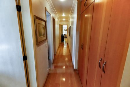 Apartamento à venda com 180m², 4 quartos e 3 vagas Apartamento à venda com 180m², 4 quartos e 3 vagasCorredor