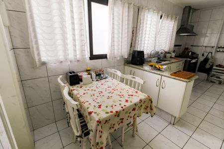 Apartamento à venda com 180m², 4 quartos e 3 vagas Apartamento à venda com 180m², 4 quartos e 3 vagasDetalhe da cozinha