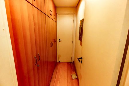 Apartamento à venda com 180m², 4 quartos e 3 vagas Apartamento à venda com 180m², 4 quartos e 3 vagasArmários - corredor