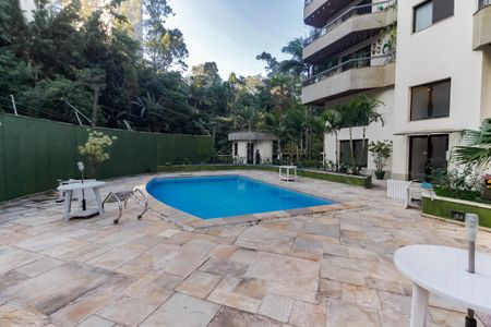 Apartamento à venda com 180m², 4 quartos e 3 vagas Apartamento à venda com 180m², 4 quartos e 3 vagasÁrea comum - Piscina