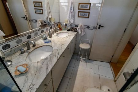 Apartamento à venda com 180m², 4 quartos e 3 vagas Apartamento à venda com 180m², 4 quartos e 3 vagasBanheiro da Suíte