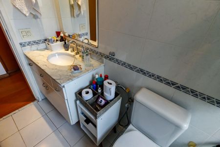 Apartamento à venda com 180m², 4 quartos e 3 vagas Apartamento à venda com 180m², 4 quartos e 3 vagasBanheiro Corredor