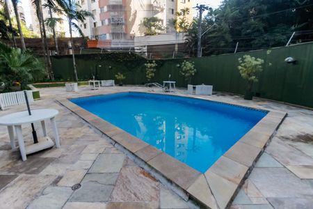 Apartamento à venda com 180m², 4 quartos e 3 vagas Apartamento à venda com 180m², 4 quartos e 3 vagasÁrea comum - Piscina