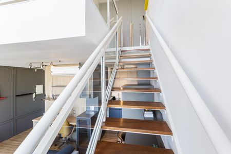 Apartamento para alugar com 70m², 1 quarto e 2 vagas Apartamento para alugar com 70m², 1 quarto e 2 vagasEscada