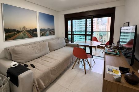 Sala de estar com vista para a cidade, com sofá, mesa e cadeiras, e televisão. de apartamento à venda com 1 quarto, 37m² em Santa Cecilia, São Paulo