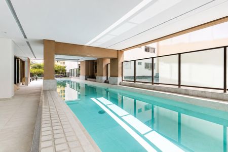 Piscina interna com iluminação natural e vista para a cidade. de apartamento à venda com 1 quarto, 37m² em Santa Cecilia, São Paulo