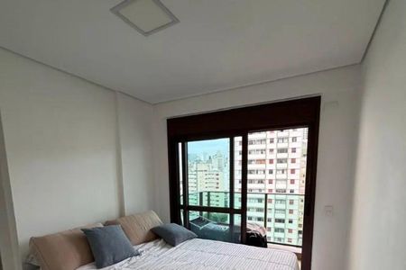 Quarto com cama, janela e vista para a cidade. de apartamento à venda com 1 quarto, 37m² em Santa Cecilia, São Paulo