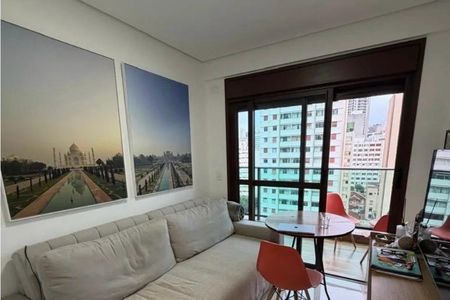Sala com vista para a cidade, com móveis modernos e decoração minimalista. de apartamento à venda com 1 quarto, 37m² em Santa Cecilia, São Paulo