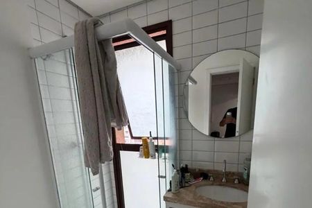 Banheiro com chuveiro, pia e espelho, com vista para a rua. de apartamento à venda com 1 quarto, 37m² em Santa Cecilia, São Paulo