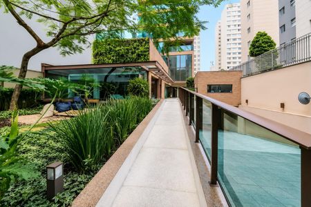 Piscina com decoração de jardim e edifícios ao fundo. de apartamento à venda com 1 quarto, 37m² em Santa Cecilia, São Paulo