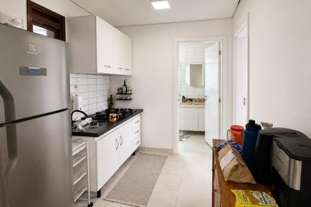 Cozinha com geladeira, fogão e pia, com móveis brancos e azulejos brancos no fundo. de apartamento à venda com 1 quarto, 37m² em Santa Cecilia, São Paulo