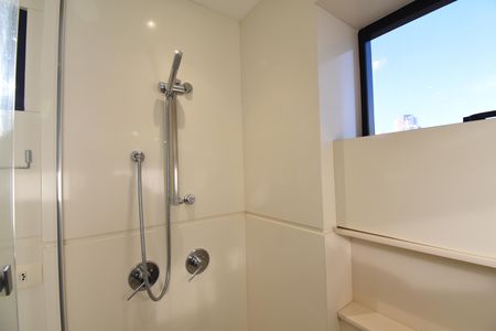 Banheiro da Suíte de apartamento para alugar com 1 quarto, 87m² em Batel, Curitiba