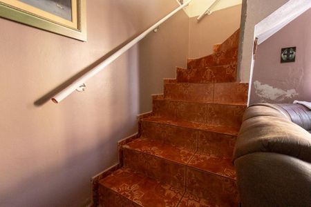 Casa à venda com 120m², 5 quartos e 1 vaga Casa à venda com 120m², 5 quartos e 1 vagaEscada