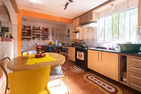 Casa à venda com 120m², 5 quartos e 1 vaga Casa à venda com 120m², 5 quartos e 1 vagaCozinha