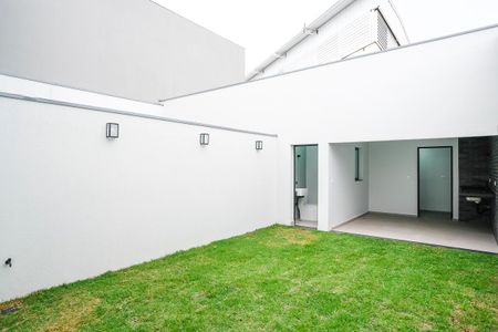 Casa à venda com 220m², 3 quartos e 4 vagasQuintal