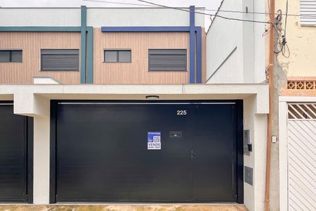 Casa à venda com 220m², 3 quartos e 4 vagasFachada + plaquinha