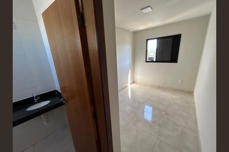 Banheiro de casa para alugar com 2 quartos, 73m² em Novo Mundo, Uberlândia